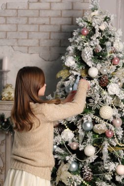 Güzel küçük kız tatil Tema Noel ağacı üzerinde