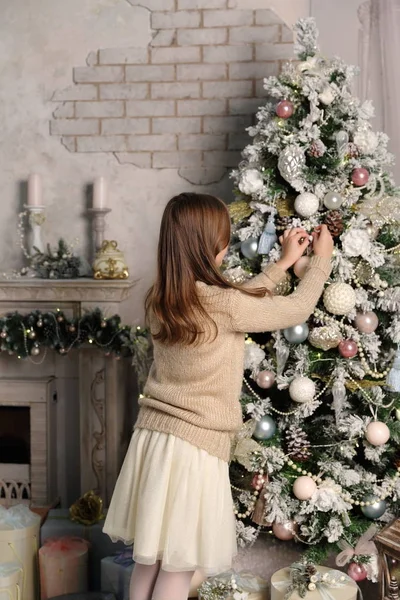 美丽的小女孩在圣诞树上度假主题 — 图库照片