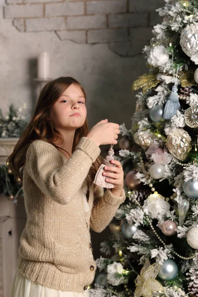Bella Bambina Sopra Albero Natale Sul Tema Delle Vacanze — Foto Stock