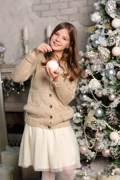 Bella Bambina Sopra Albero Natale Sul Tema Delle Vacanze — Foto Stock