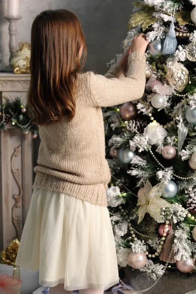 Menina Bonita Sobre Árvore Natal Tema Férias — Fotografia de Stock