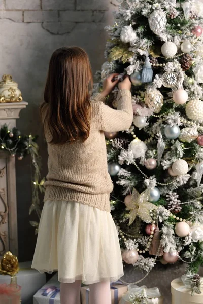 Güzel küçük kız tatil Tema Noel ağacı üzerinde