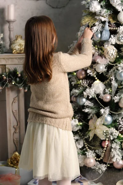 Bella Bambina Sopra Albero Natale Sul Tema Delle Vacanze — Foto Stock