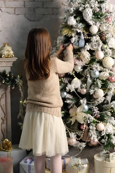Menina Bonita Sobre Árvore Natal Tema Férias — Fotografia de Stock