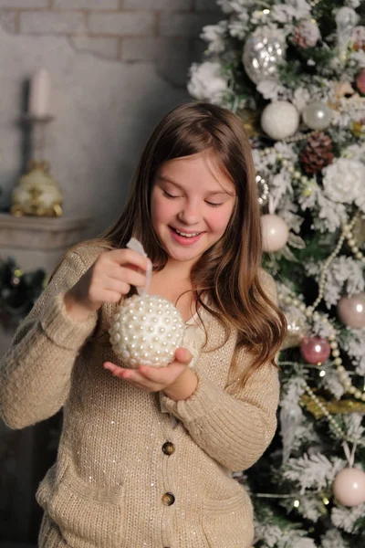 Bella Bambina Sopra Albero Natale Sul Tema Delle Vacanze — Foto Stock