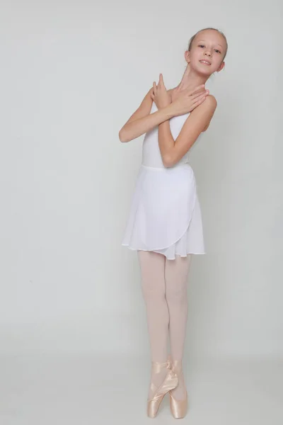 Kaunis Pieni Ballerina Studiossa — kuvapankkivalokuva