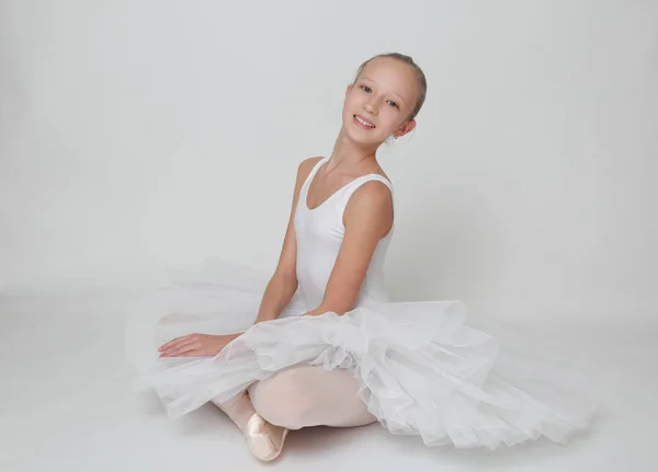 Bela Pequena Bailarina Estúdio — Fotografia de Stock