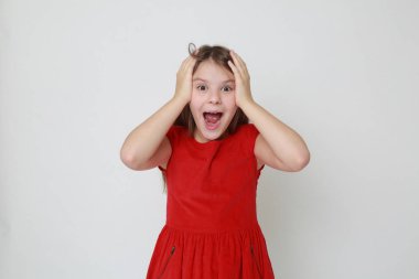 Kırmızı elbise giyen duygusal küçük kız