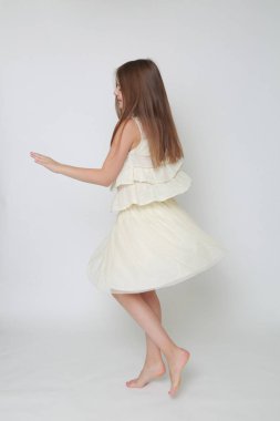 Stüdyo imge-in hareket ve dans mutlu duygusal beyaz küçük kız