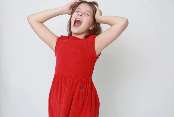 赤いドレスを着て感情的な女の子 — ストック写真