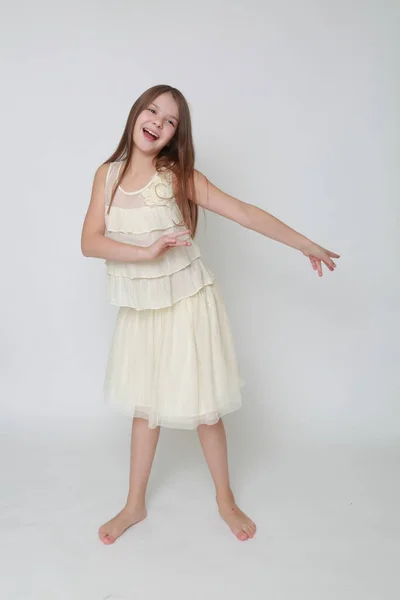 Студийный Образ Счастливой Эмоциональной Белой Девочки Движущейся Танцующей — стоковое фото