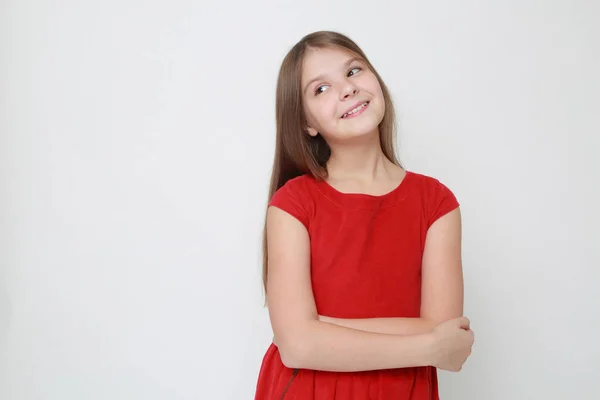 Kırmızı Elbise Giyen Duygusal Küçük Kız — Stok fotoğraf