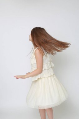 Stüdyo imge-in hareket ve dans mutlu duygusal beyaz küçük kız