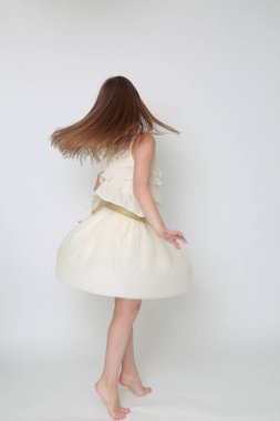 Stüdyo imge-in hareket ve dans mutlu duygusal beyaz küçük kız