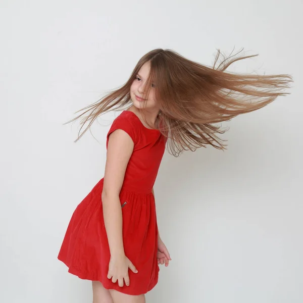 Emocjonalne Dziewczynka Czerwonej Sukience — Zdjęcie stockowe