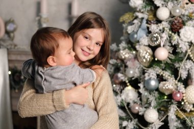 Kardeş ve bebek kardeşi tatil Tema Noel ağacı üzerinde