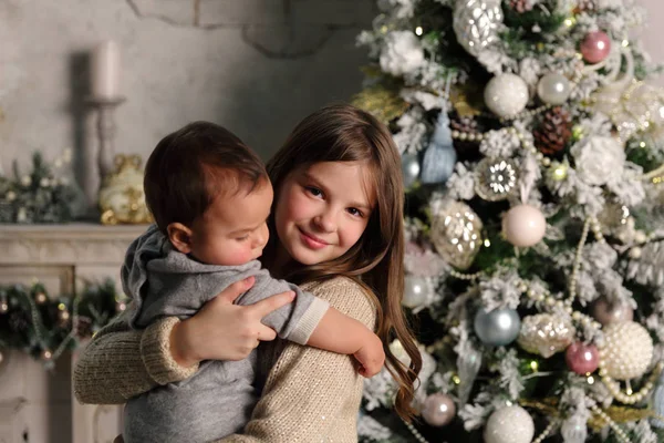 Hermana Hermano Pequeño Sobre Árbol Navidad Tema Vacaciones —  Fotos de Stock