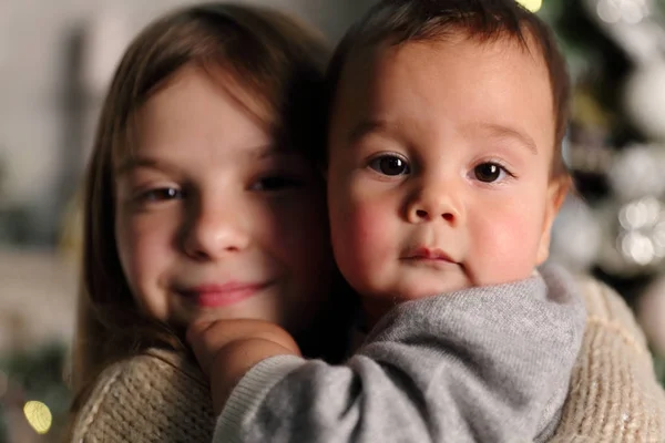 Syster Och Baby Bror Över Julgran Holiday Tema — Stockfoto