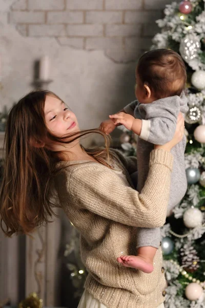 Sorella Fratellino Sopra Albero Natale Sul Tema Delle Vacanze — Foto Stock