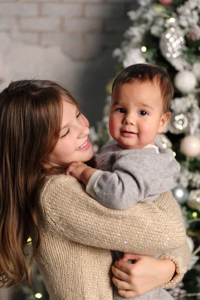 Syster Och Baby Bror Över Julgran Holiday Tema — Stockfoto