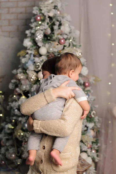 Hermana Hermano Pequeño Sobre Árbol Navidad Tema Vacaciones — Foto de Stock
