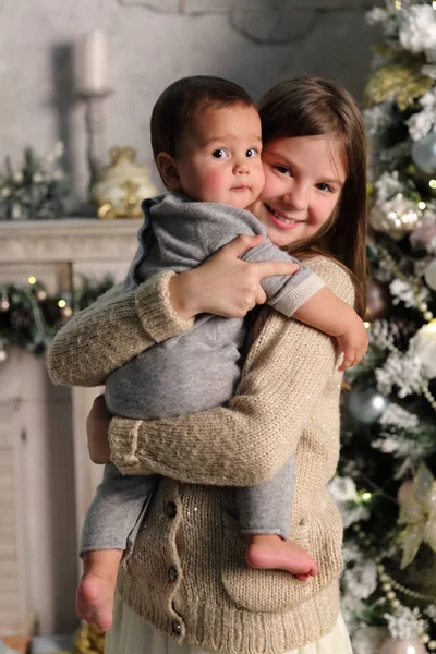 Schwester Und Kleiner Bruder Über Weihnachtsbaum Zum Feiertagsthema — Stockfoto