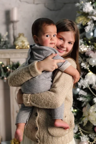 Irmã Irmão Bebê Sobre Árvore Natal Tema Férias — Fotografia de Stock