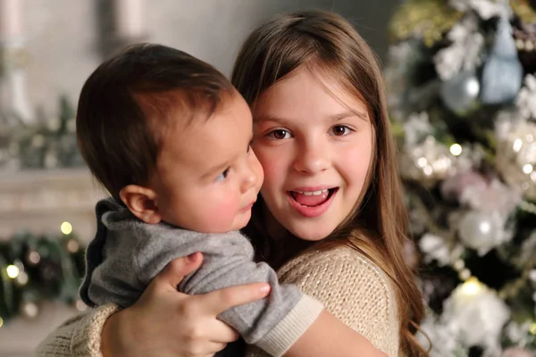 Hermana Hermano Pequeño Sobre Árbol Navidad Tema Vacaciones —  Fotos de Stock