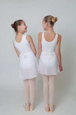 Beyaz arka plan üzerinde beyaz genç balerinler Studio resim