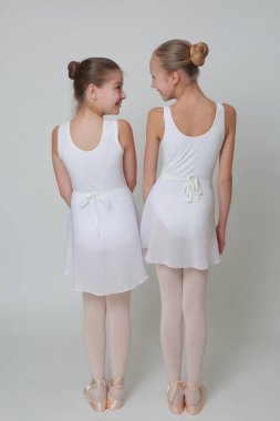 Beyaz arka plan üzerinde beyaz genç balerinler Studio resim