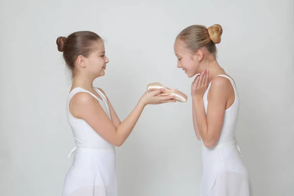 Studiobild Kaukasischer Teenie Ballerinen Und Neuer Spitzen Ballerinas Schuhe Auf — Stockfoto