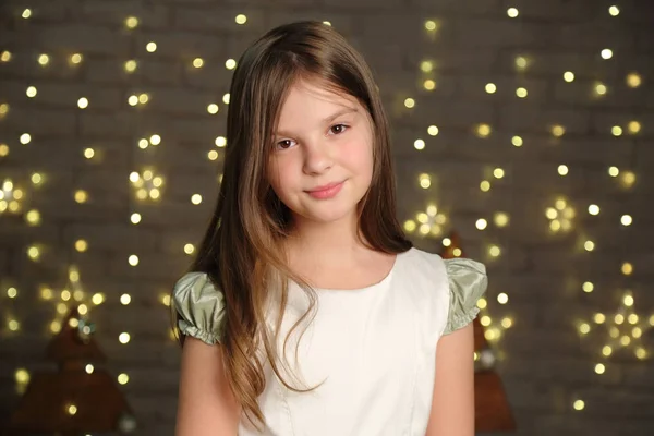 クリスマスに素敵な白人小さな女の子肖像画 — ストック写真