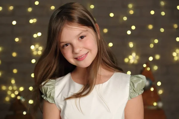 クリスマスに素敵な白人小さな女の子肖像画 — ストック写真