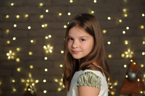 Mooie Kaukasische Weinig Portret Van Het Meisje Vakantie Van Kerstmis — Stockfoto