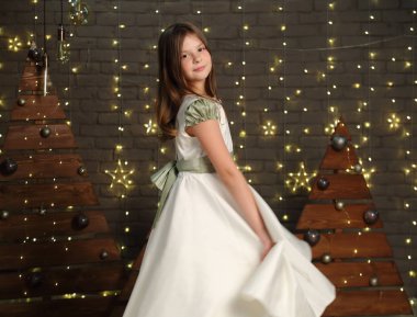 Güzel beyaz küçük kız portre Noel tatil