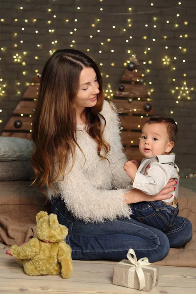 Madre Bebé Vacaciones Navidad — Foto de Stock