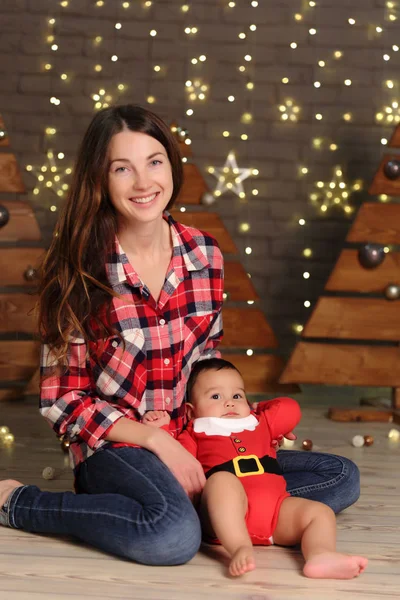 母親と赤ちゃんにクリスマス休暇 — ストック写真