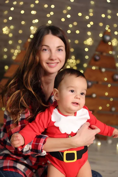 母親と赤ちゃんにクリスマス休暇 — ストック写真