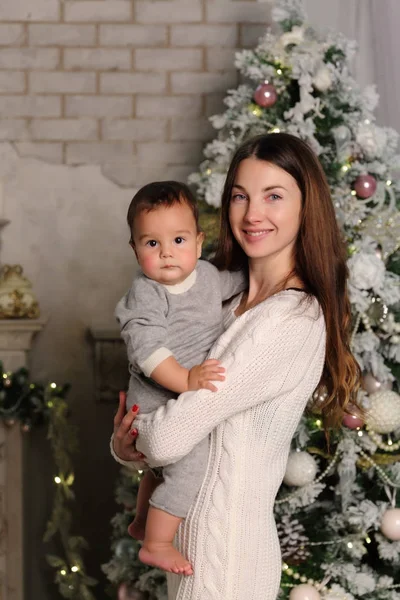 母親と赤ちゃんにクリスマス休暇 — ストック写真