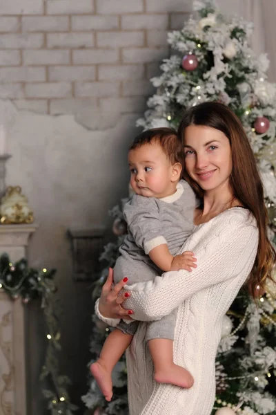 圣诞假期的母亲和婴孩 — 图库照片