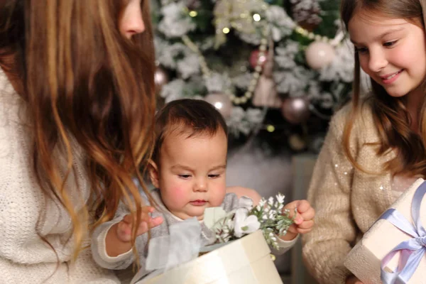 Mor Med Dotter Och Baby Pojke Över Julgran Holiday Tema — Stockfoto