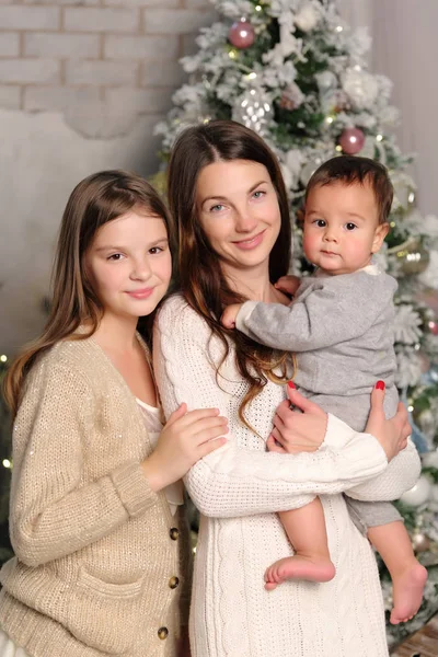 Mor Med Dotter Och Baby Pojke Över Julgran Holiday Tema — Stockfoto