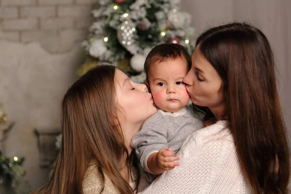 Mor Med Dotter Och Baby Pojke Över Julgran Holiday Tema — Stockfoto