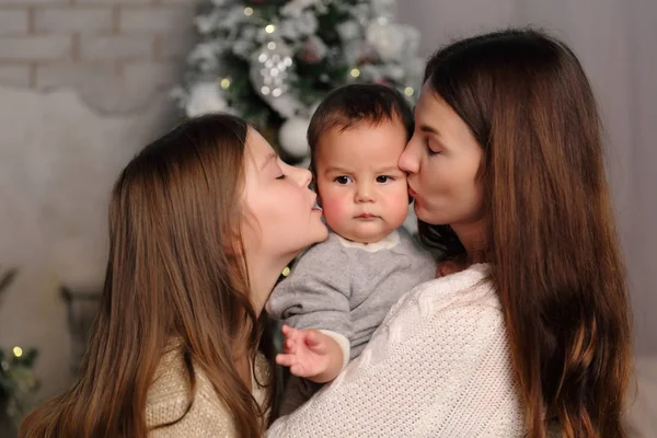 Mor Med Dotter Och Baby Pojke Över Julgran Holiday Tema — Stockfoto