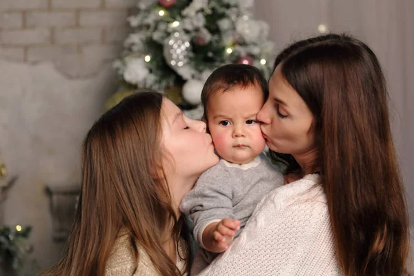 Mutter Mit Tochter Und Bub Über Weihnachtsbaum Zum Feiertagsthema — Stockfoto