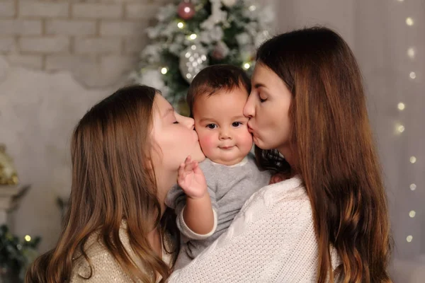母亲与女儿和男婴在圣诞节树在假日主题 — 图库照片