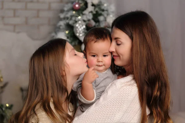 Matka Córka Baby Boy Choinkę Wakacje Tematu — Zdjęcie stockowe