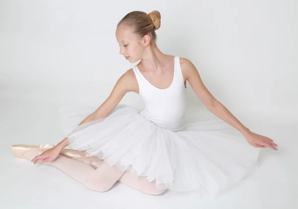 Bela Pequena Bailarina Estúdio — Fotografia de Stock