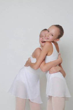 Beyaz arka plan üzerinde beyaz genç balerinler Studio resim