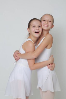 Beyaz arka plan üzerinde beyaz genç balerinler Studio resim